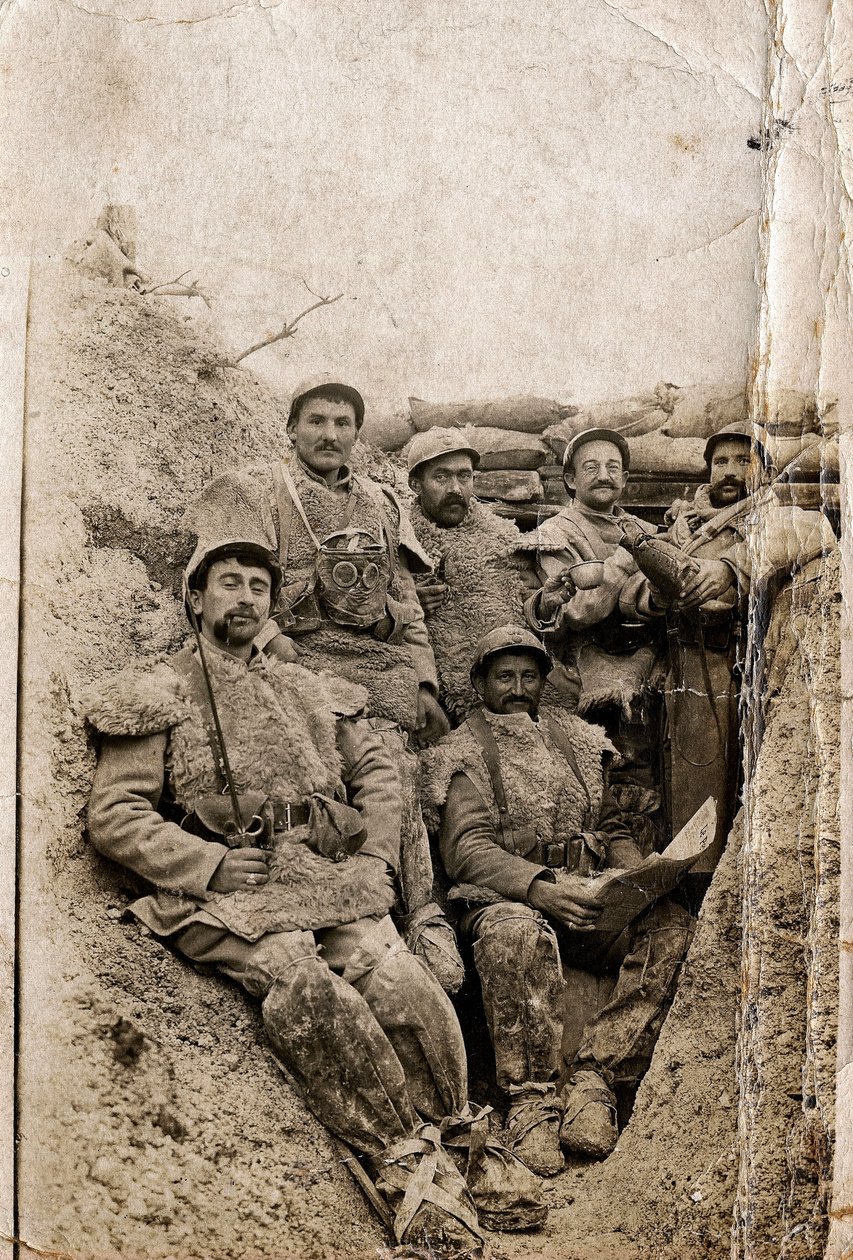 Prima guerra mondiale (1914-1918): Soldati pelosi in abiti invernali in una trincea nel 1916-1917. Indossano giacche di pelle di pecora e una maschera antigas. da Unbekannt