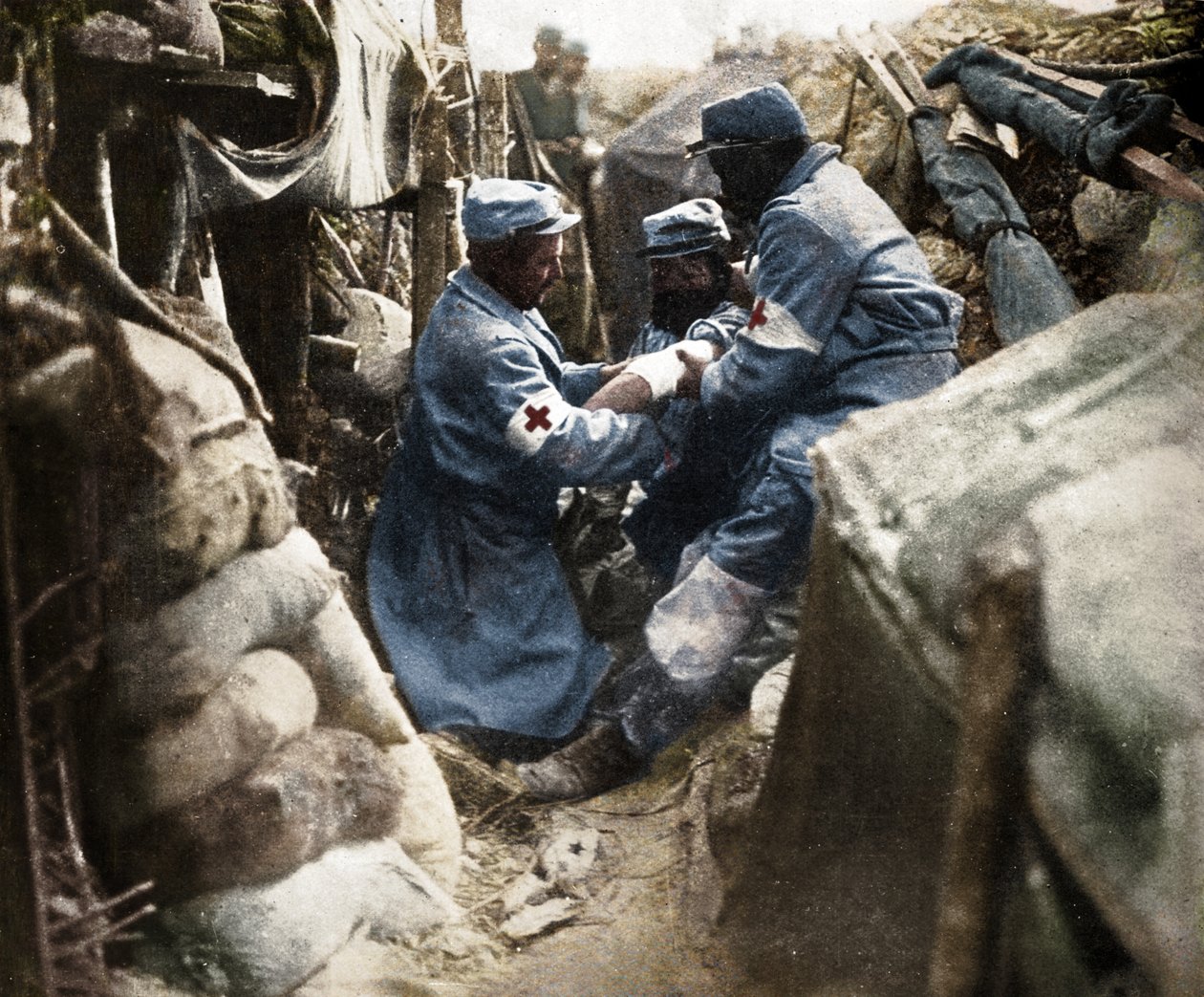 Primo soccorso a un uomo ferito in una delle trincee francesi, 1915 da Unbekannt