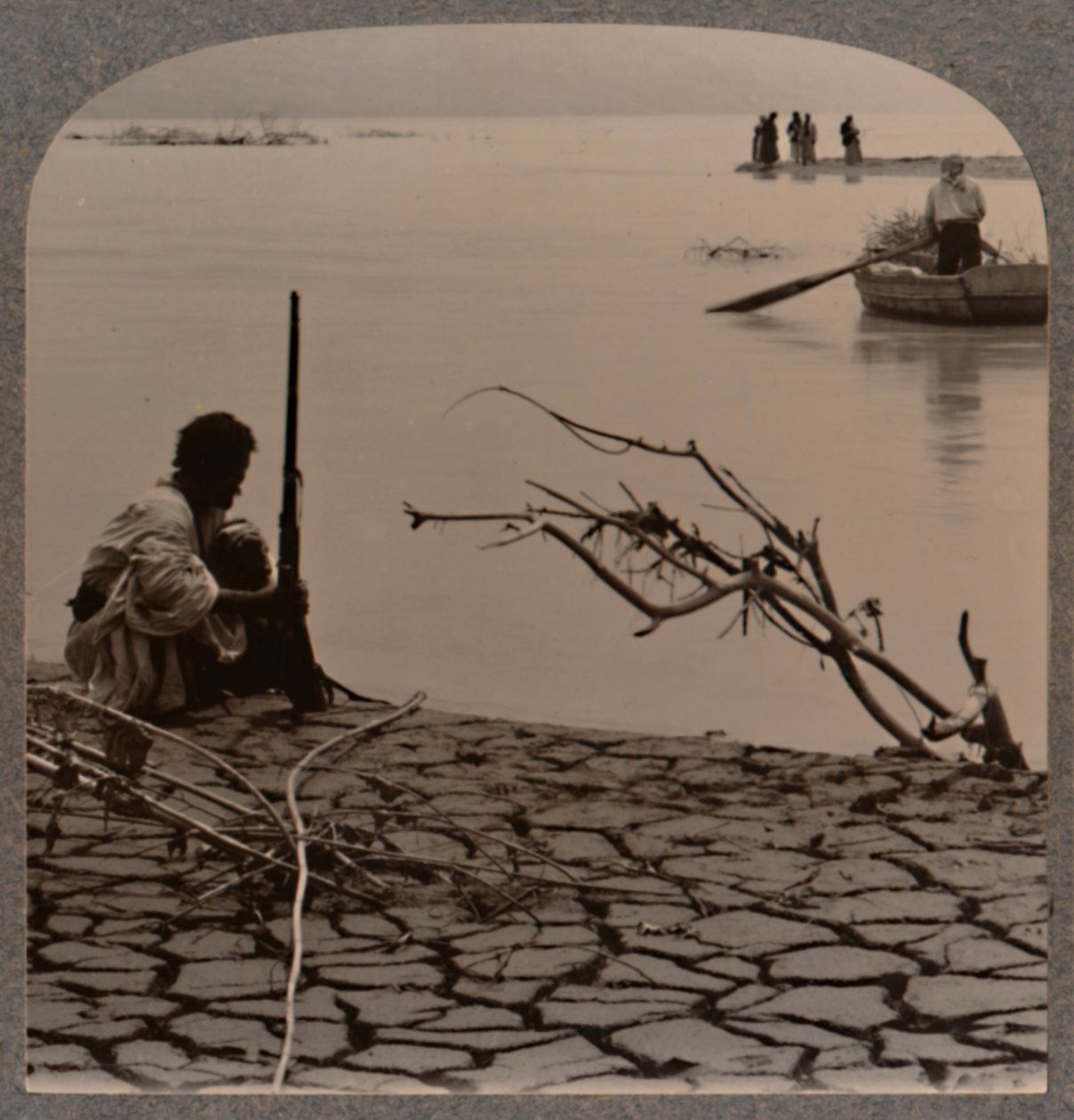 Pescatori presso il Mar Morto: mostrando crepe sulla riva, c1900 da Unbekannt