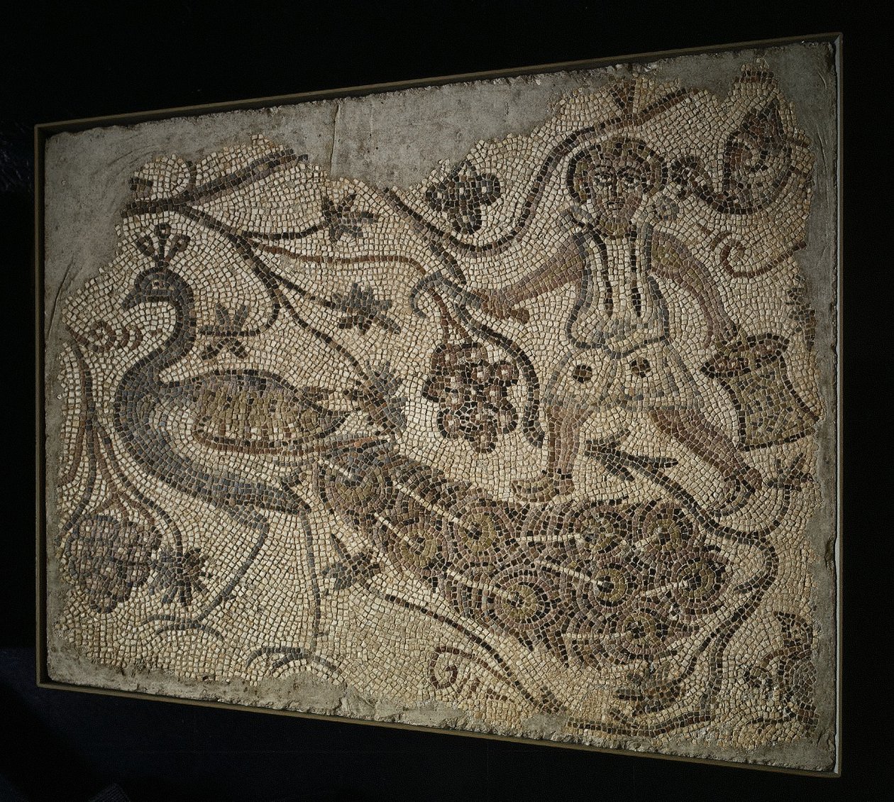 Pannello di mosaico del pavimento: Vendemmiatore con pavone, 400 d.C. da Unbekannt