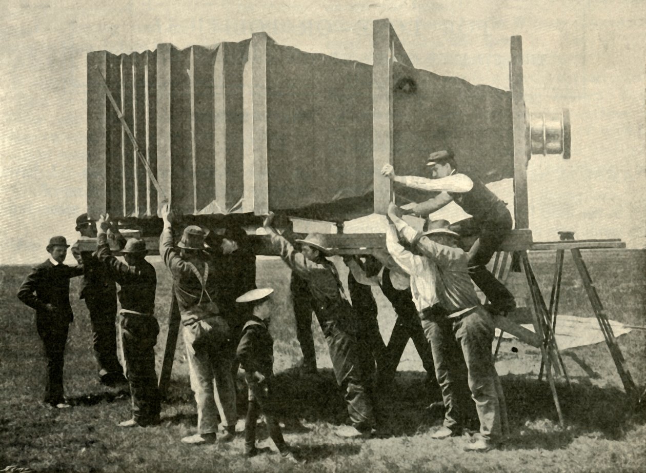 Messa a fuoco della gigantesca macchina fotografica per il lavoro, 1901 da Unbekannt