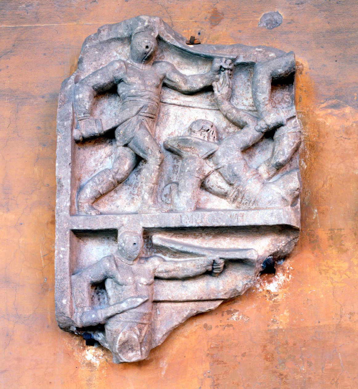 Frammento di un rilievo romano che mostra gladiatori in combattimento da Unbekannt