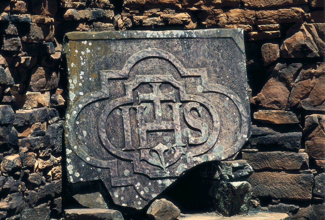Simbolo franco-massonico e iniziali di Cristo incise su una pietra, sito delle missioni gesuite di San Ignacio Mini in Argentina, fondate nel 1611 (pietra) da Unbekannt