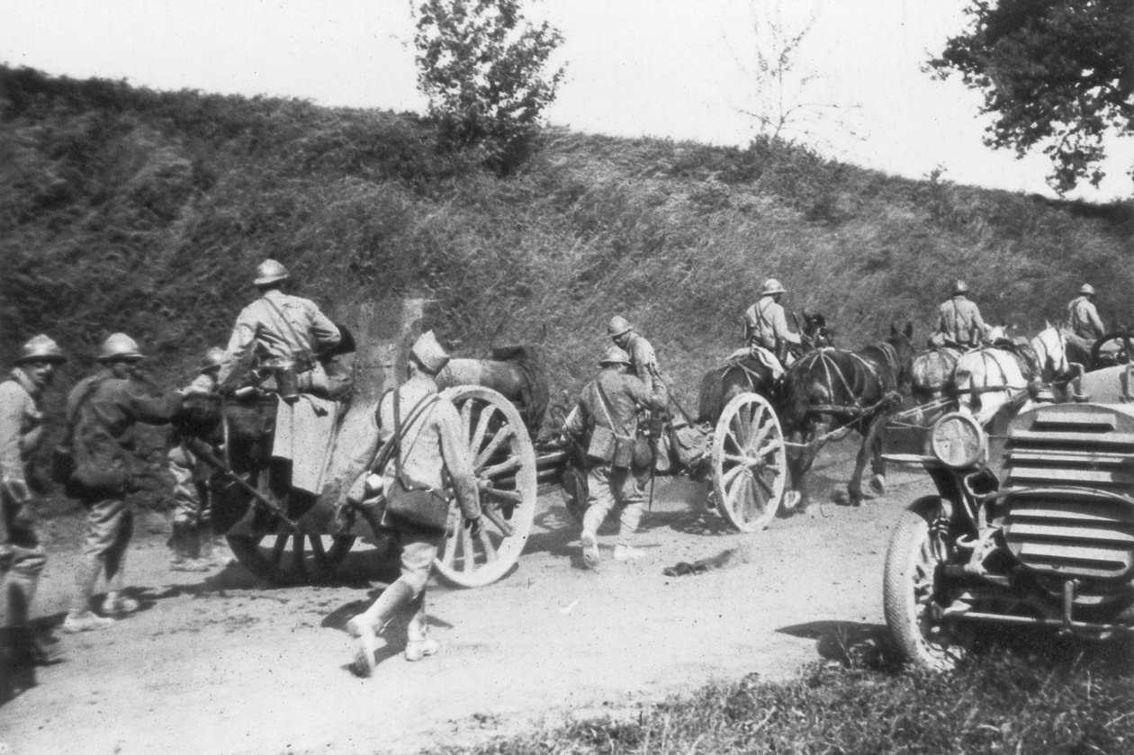 Batteria di artiglieria francese in movimento, Chemin des Dames, Francia, 1918 da Unbekannt