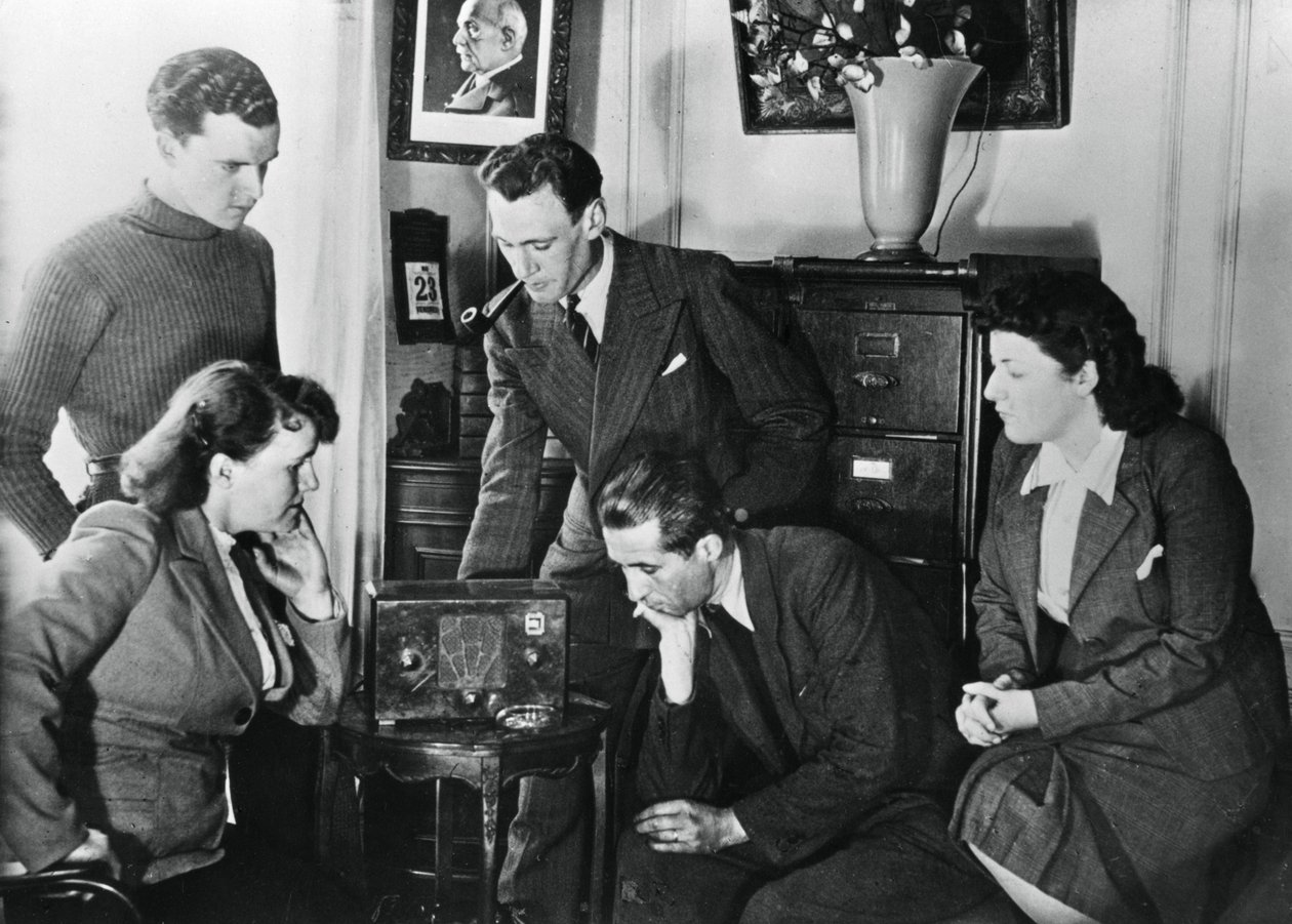 Cittadini francesi ascoltano una trasmissione del vicepremier di Vichy Ammiraglio Darlan, 23 maggio 1941 da Unbekannt