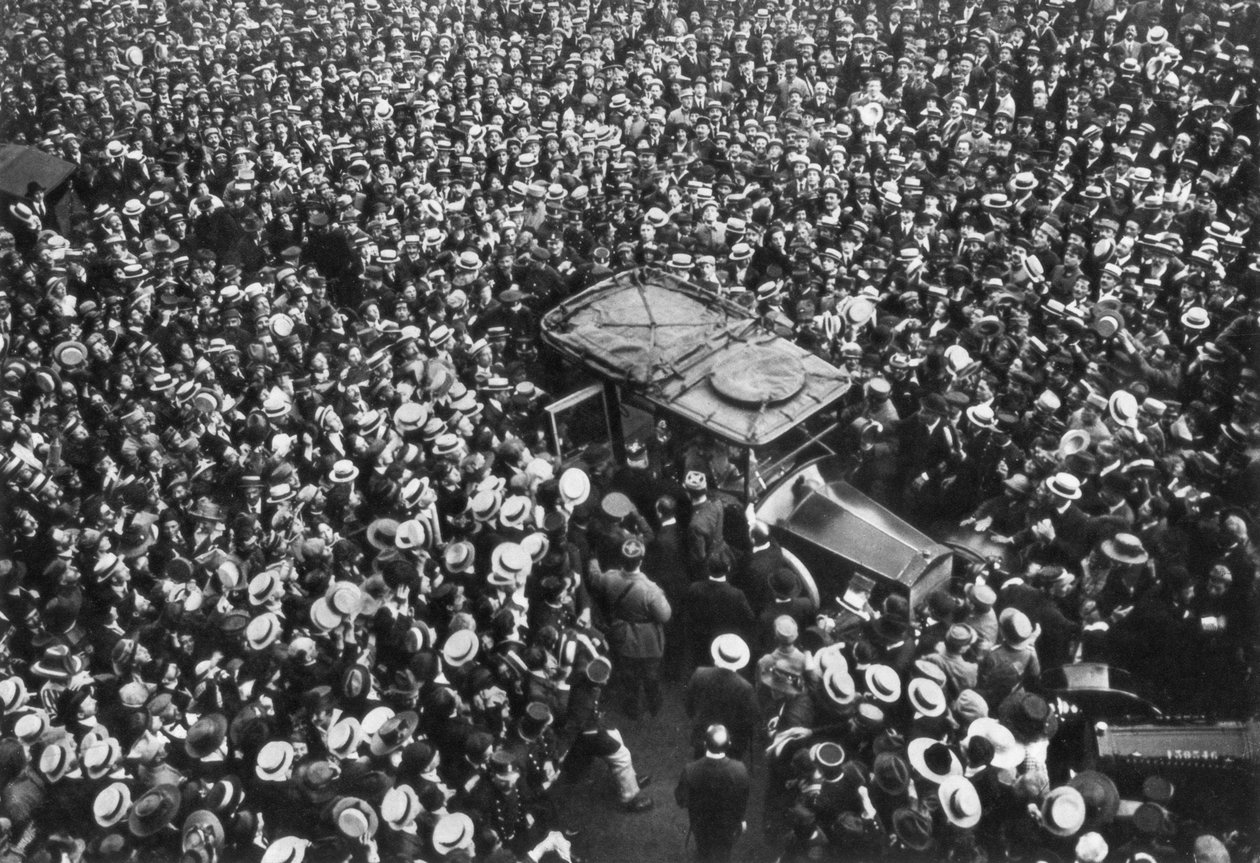Folle francesi che acclamano Pershing e Joffre, Hotel Crillon, Parigi, Prima Guerra Mondiale, 1917 da Unbekannt