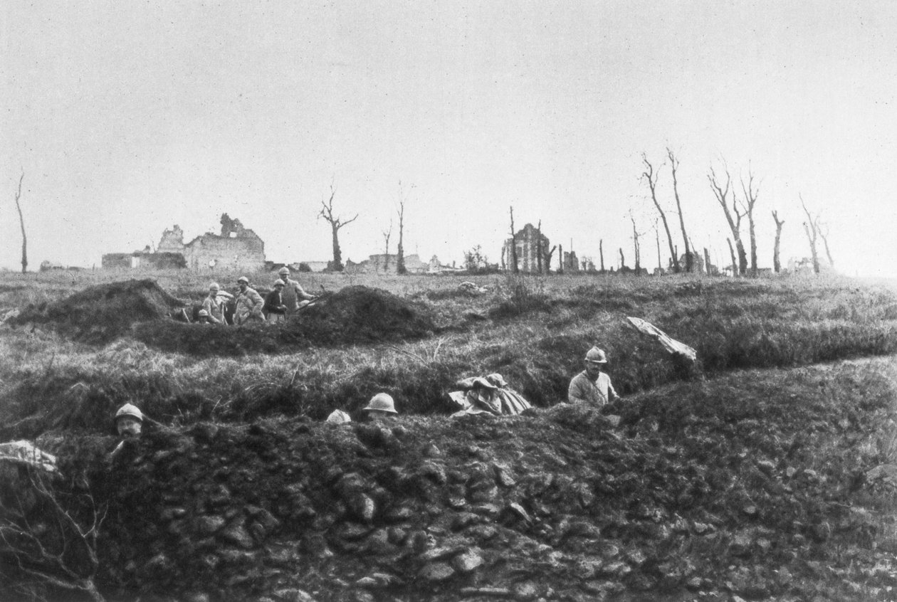 Fanteria francese che stabilisce posizioni di ripiego davanti a una fattoria in rovina, Piccardia, Francia, 1918 da Unbekannt