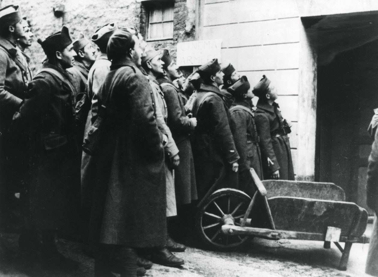Soldati francesi in un cinema dell