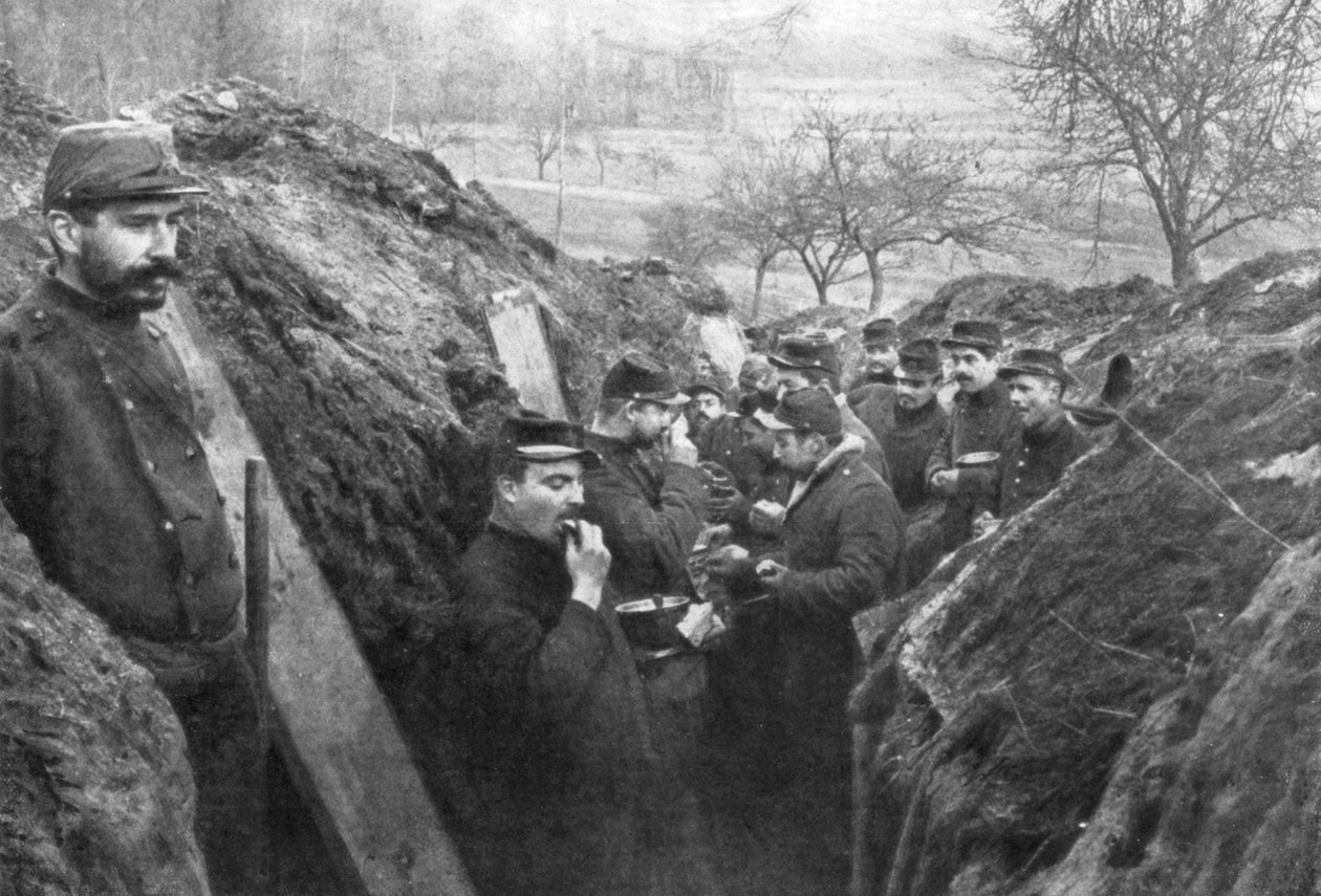Soldati francesi nelle trincee che mangiano le loro razioni, Francia, 1915 da Unbekannt