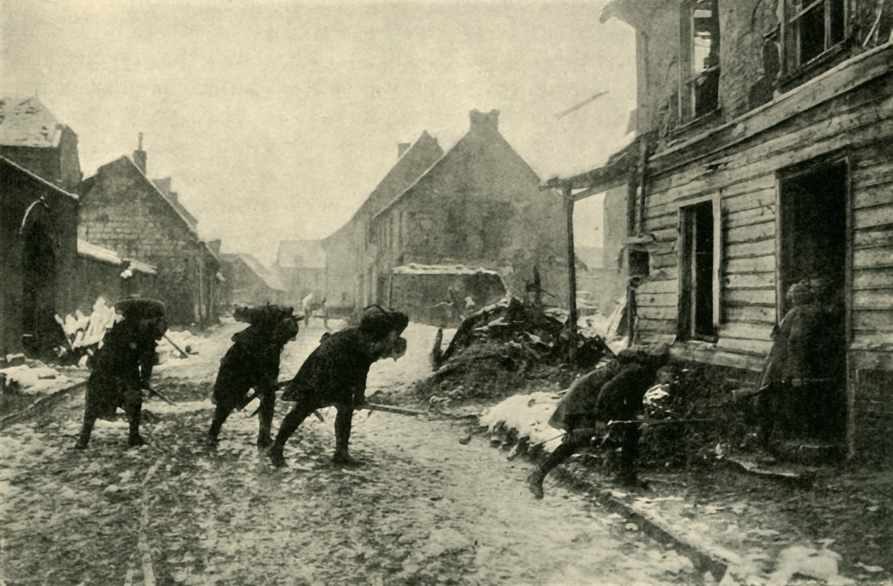 Truppe francesi che attraversano una strada del villaggio sotto il fuoco tedesco, Prima Guerra Mondiale da Unbekannt