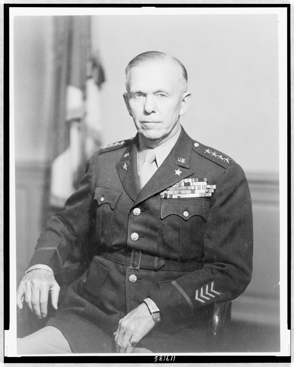 Gen. George Catlett Marshall, ritratto a mezzo busto, seduto, rivolto leggermente a sinistra, in uniforme, c.1944 (foto in b/n) da Unbekannt