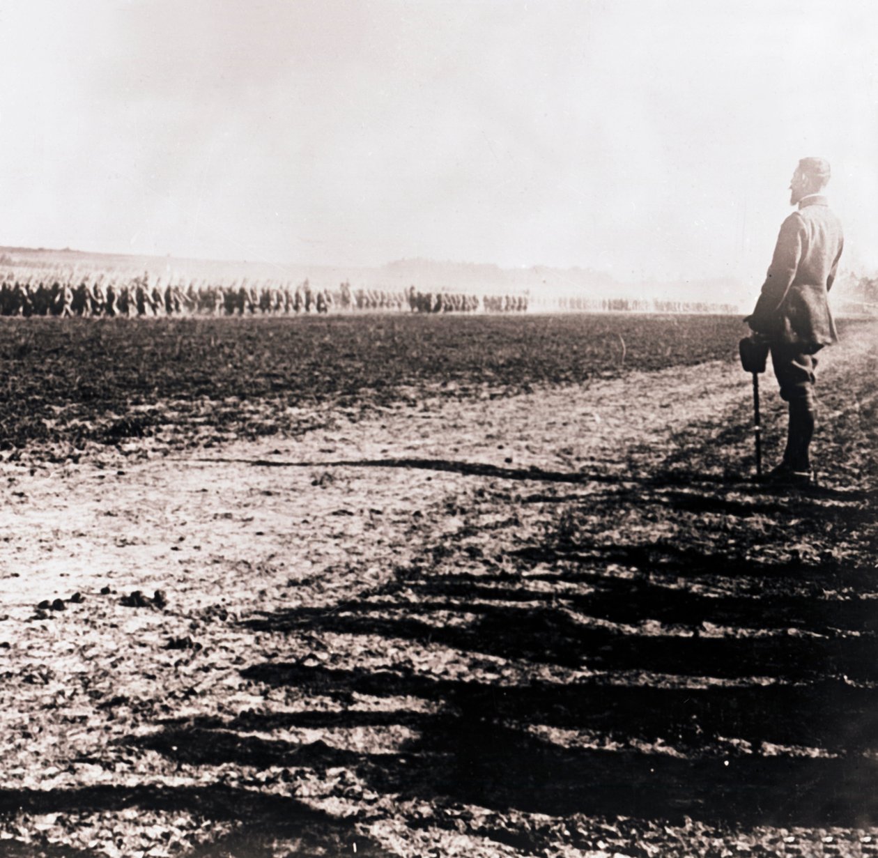 Il generale Henri Gouraud che osserva il campo di truppe, c1914-c1918 da Unbekannt