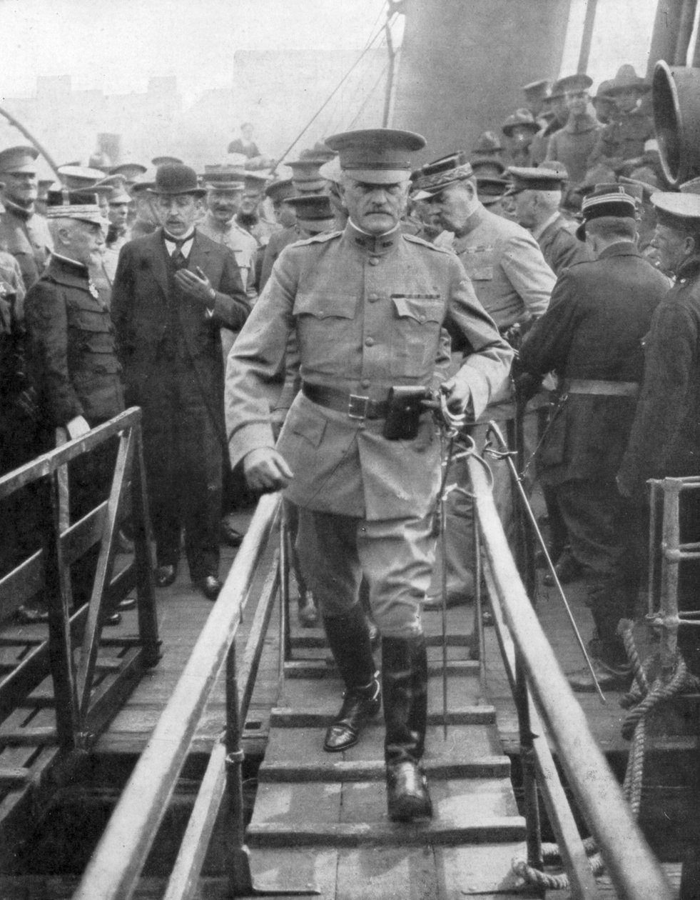 Il Generale John Joseph Black Jack Pershing Arriva a Boulogne, Giugno 1917 da Unbekannt