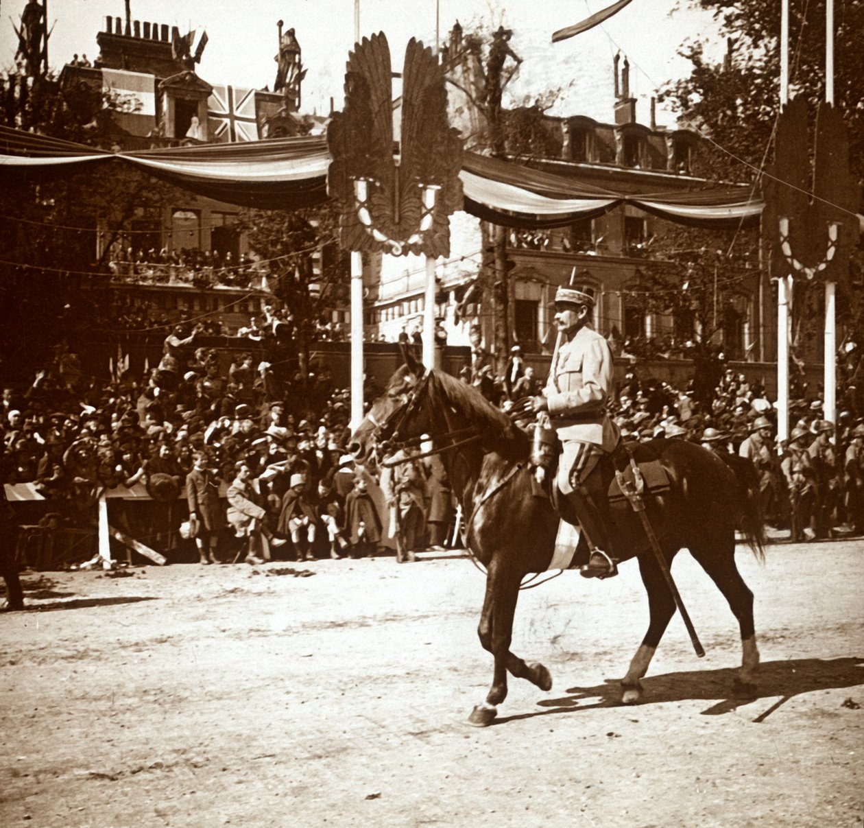 Generale Toulorge alla parata della vittoria, Parigi, Francia, c1918-c1919 da Unbekannt