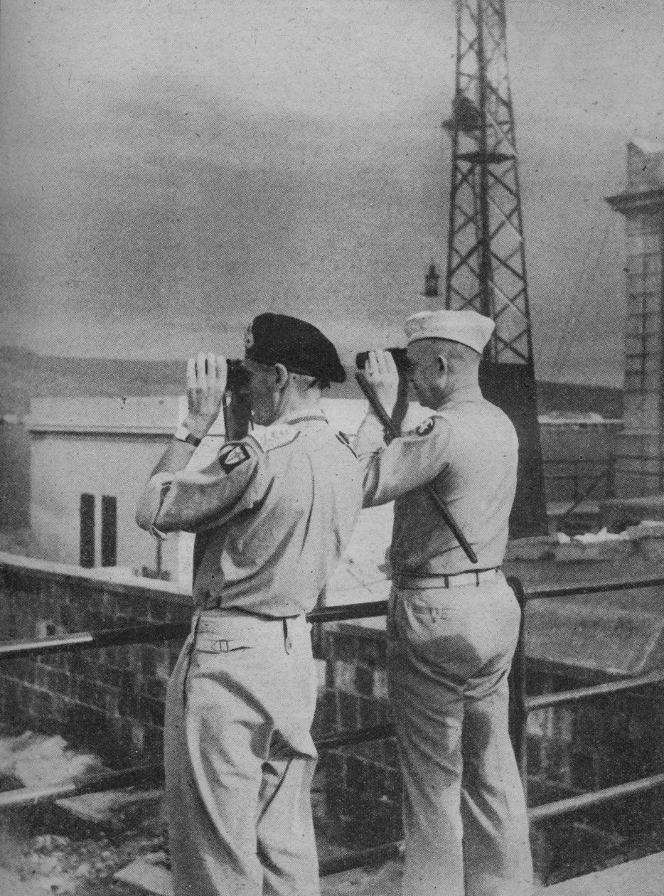 I generali Montgomery ed Eisenhower osservano dalla balconata a Messina la terraferma italiana, 1943-44 da Unbekannt