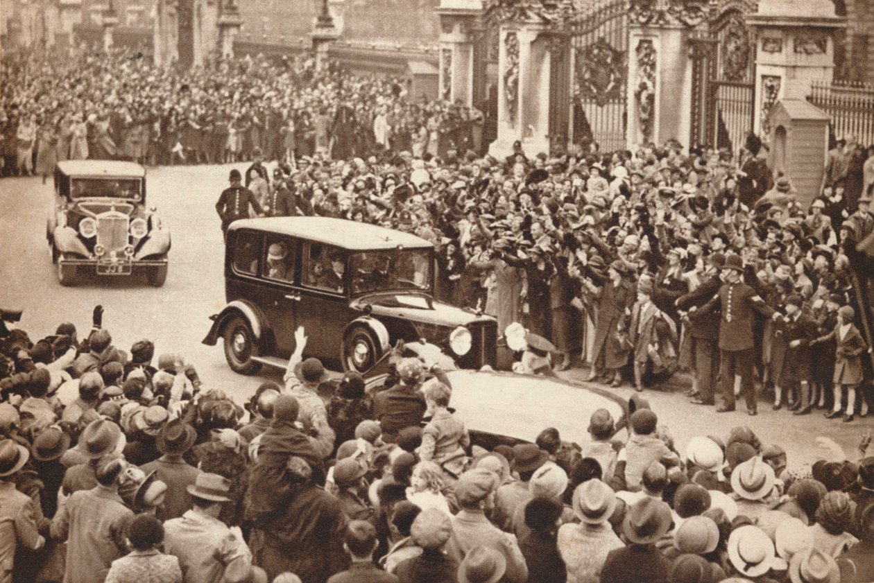 Giorgio VI e la regina Elisabetta lasciano Buckingham Palace per le vacanze a Windsor da Unbekannt