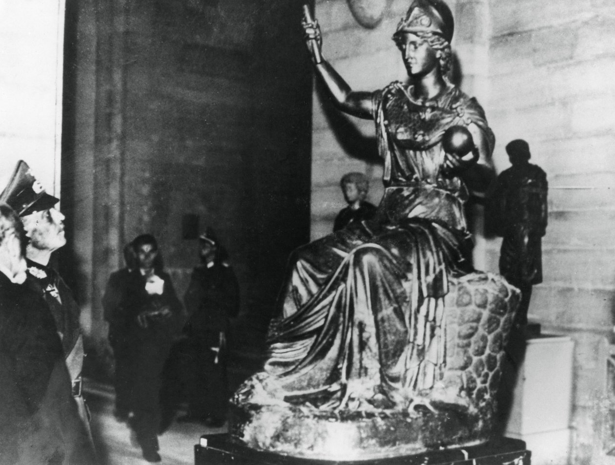 Il feldmaresciallo tedesco von Rundstedt visita il Louvre, Parigi occupata da Unbekannt