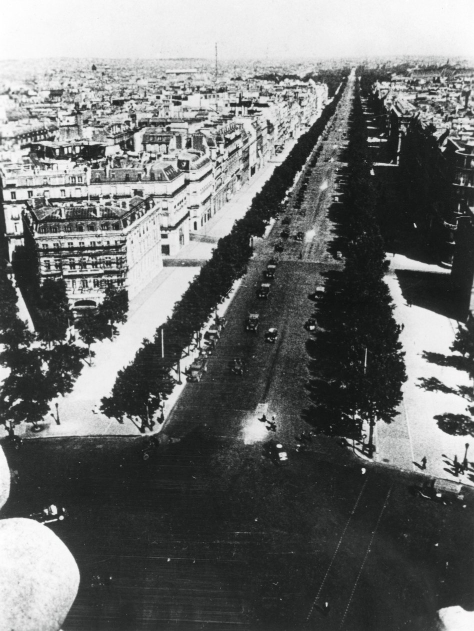 Forze tedesche che sfilano lungo gli Champs Elysees, Parigi, 14 giugno 1940 da Unbekannt