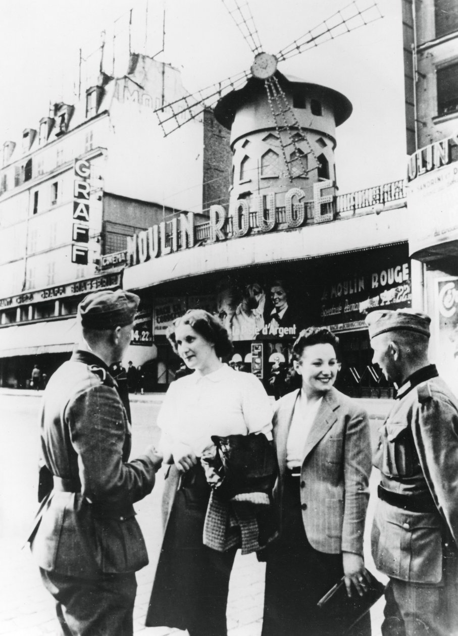 Soldati tedeschi che chiacchierano con donne francesi fuori dal Moulin Rouge, Parigi occupata, giugno 1940 da Unbekannt