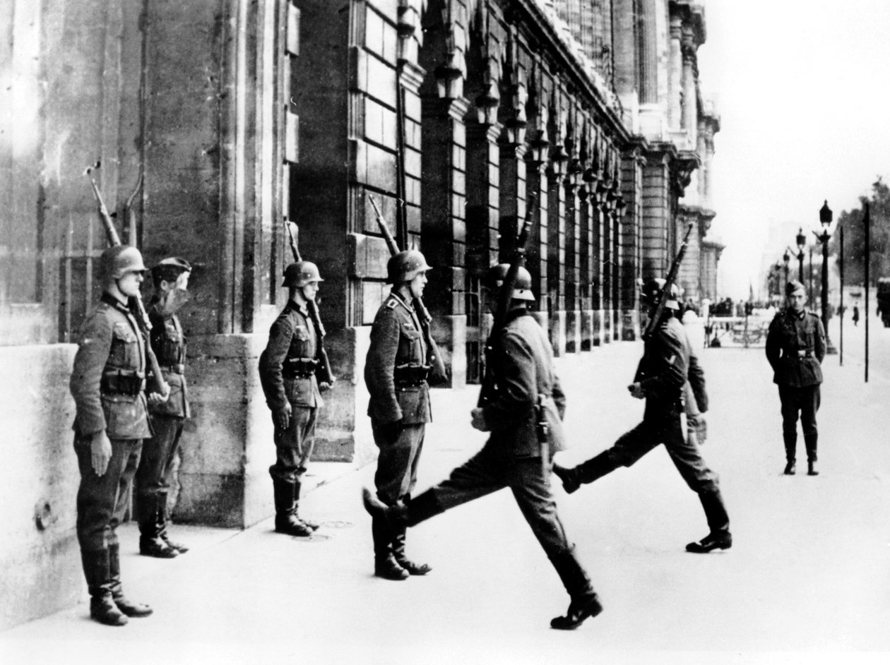Soldati tedeschi di guardia fuori dall