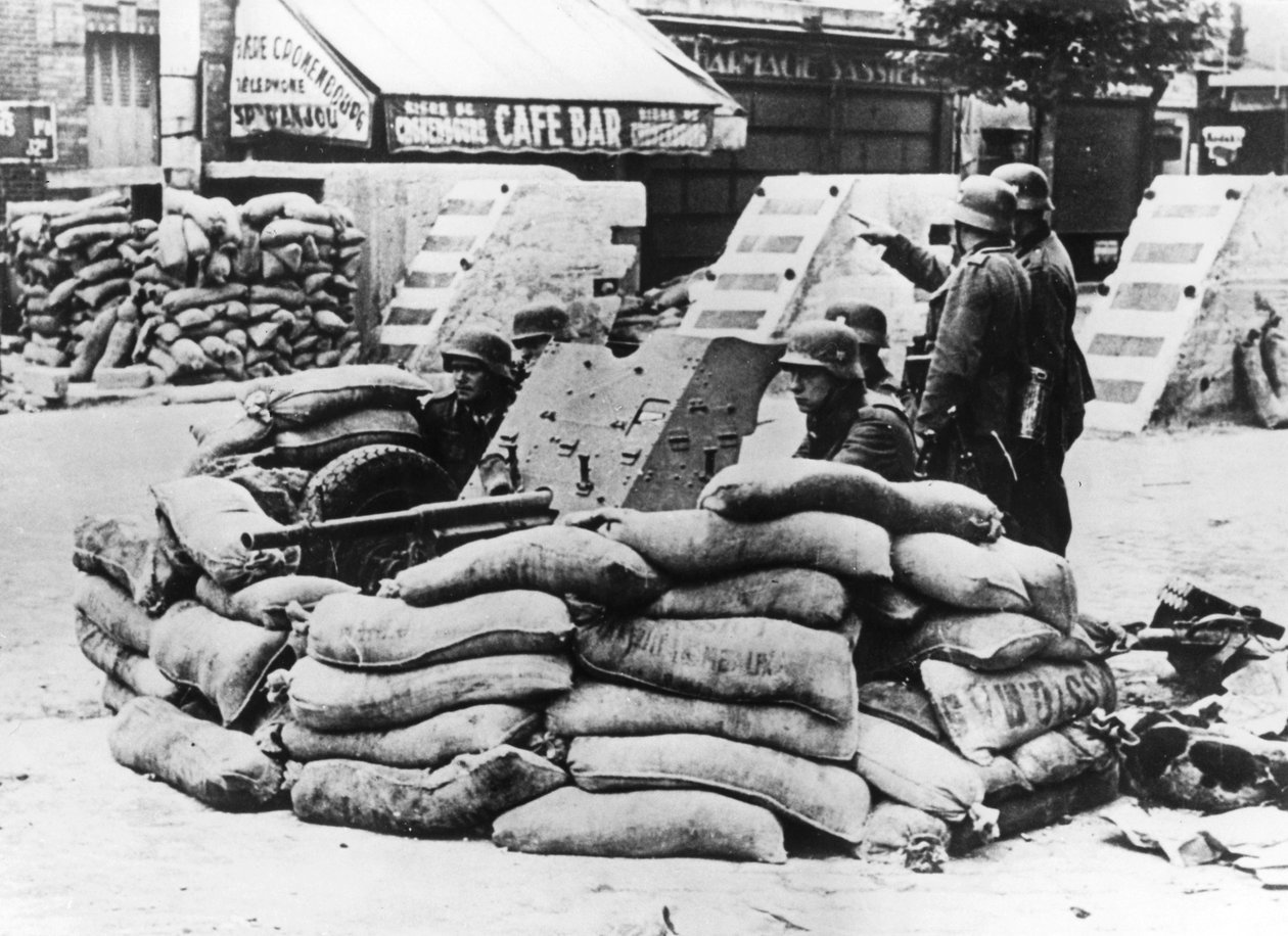 Soldati tedeschi con barricata francese catturata, vicino a Parigi, giugno 1940 da Unbekannt