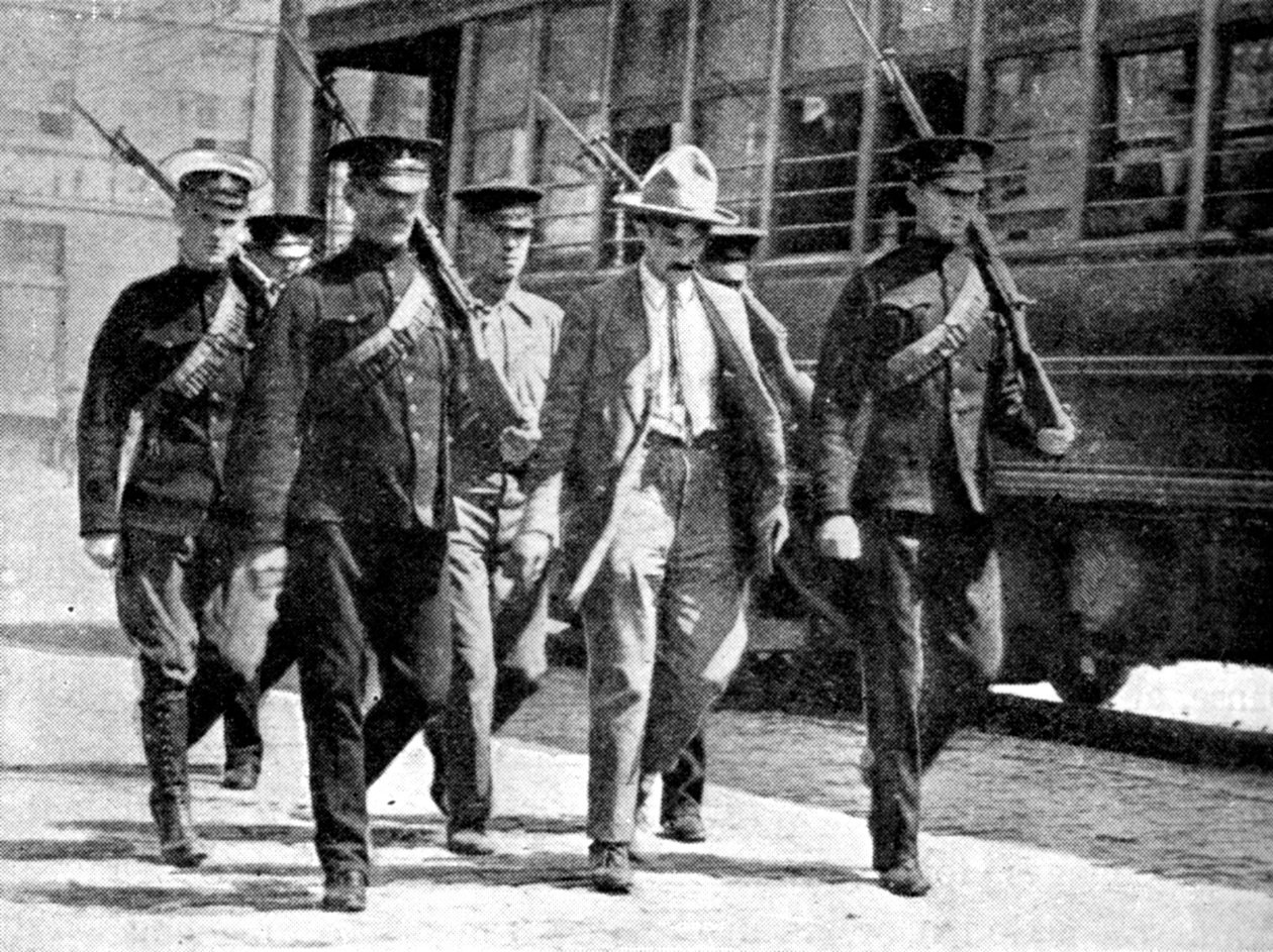 Spia tedesca scortata alla prigione militare dalle autorità canadesi, Prima Guerra Mondiale da Unbekannt