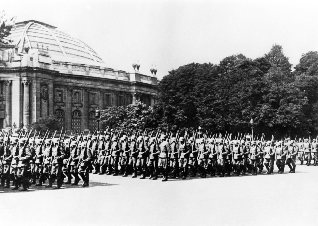 Truppe tedesche che sfilano davanti al comandante tedesco di Parigi, 8 luglio 1941 da Unbekannt