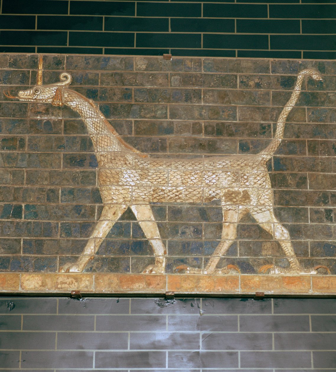 Rilievo in mattoni smaltati di un mushrushu sulla Porta di Ishtar, VII secolo a.C. da Unbekannt