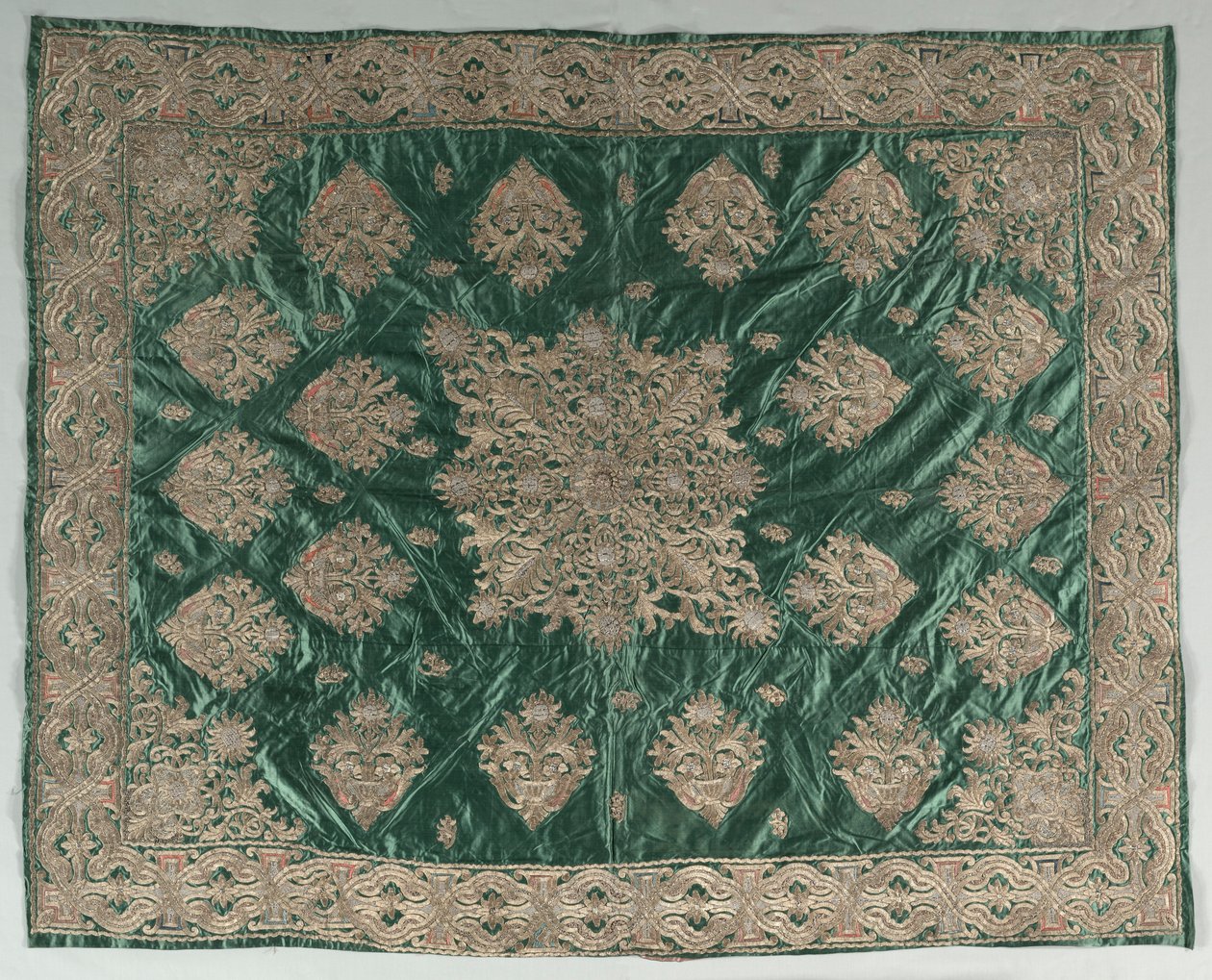 Copertura ricamata con filo d
