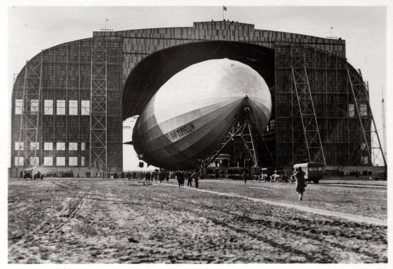 Graf Zeppelin attaccato al palo di ancoraggio mobile, Lakehurst, New Jersey, USA da Unbekannt