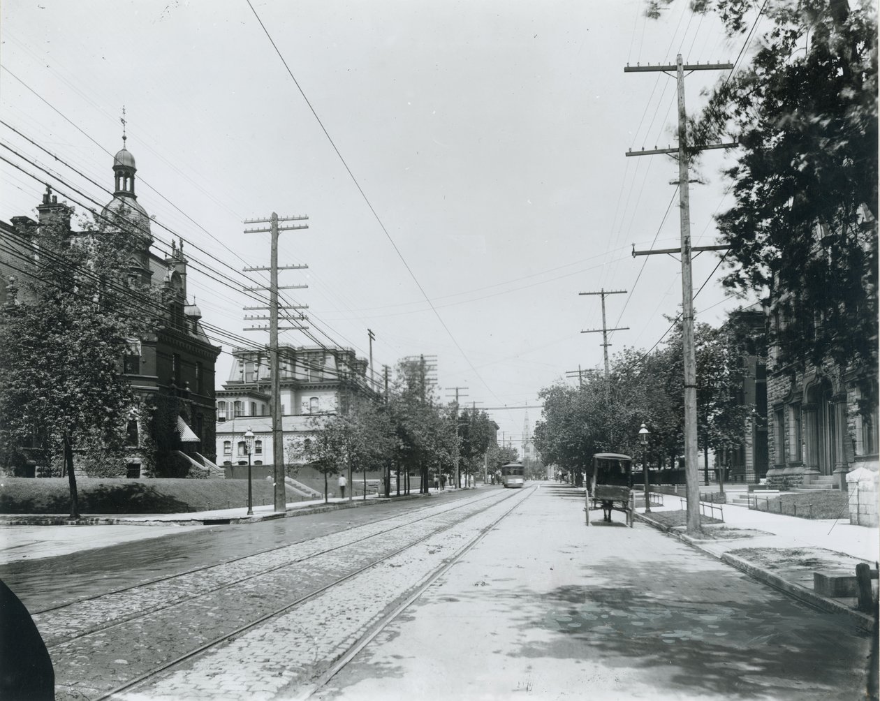 Grand Avenue a nord di Washington Avenue. Terza Chiesa Battista a destra. University Club a sinistra, ex residenza di George W. Allen. da Unbekannt