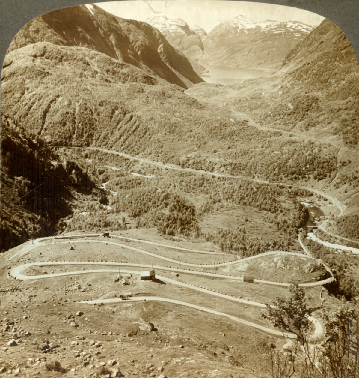 Grandi curve a zigzag della strada che scende dal passo Dyreskard - ovest verso il lago Roldal, Norvegia, c1905 da Unbekannt