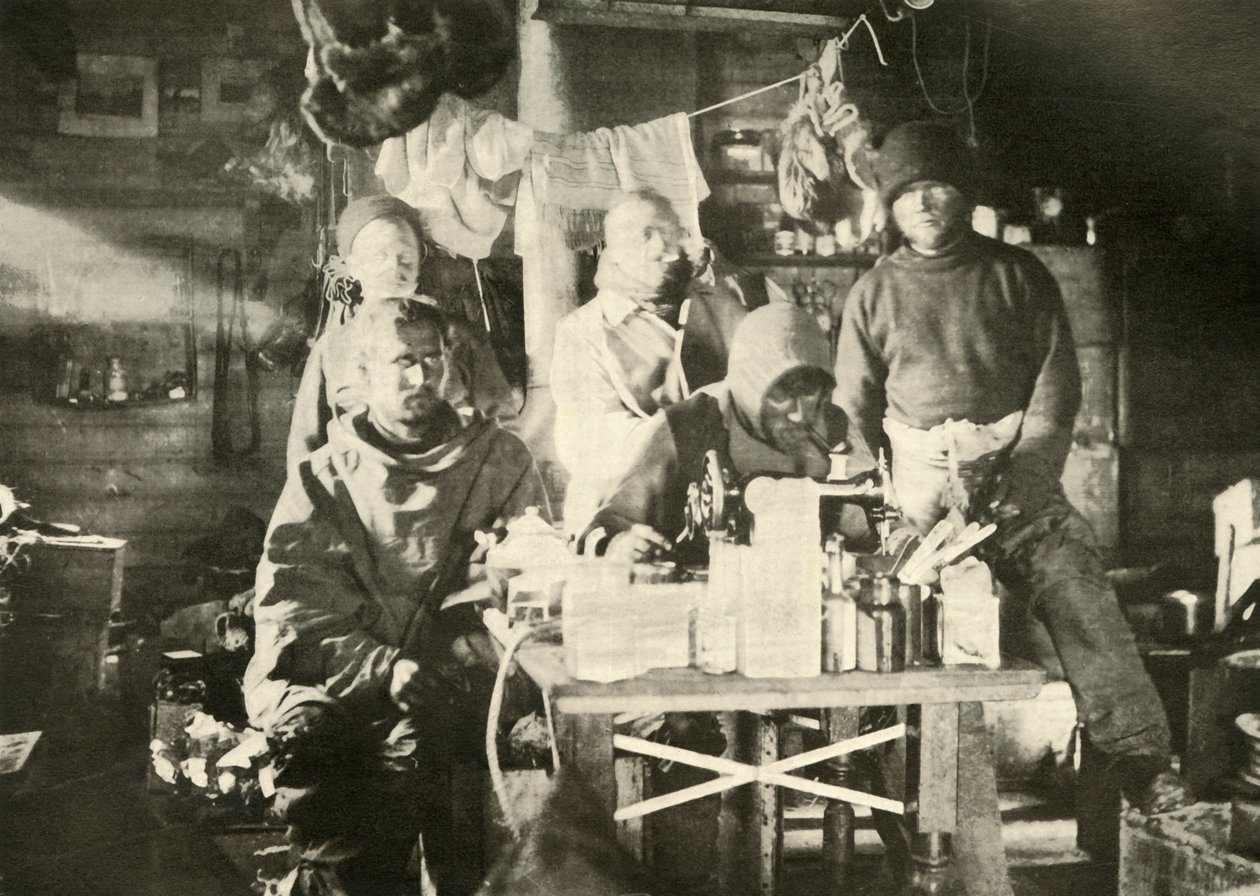 Gruppo nella capanna in estate: Joyce alla macchina da cucire, 1908, 1909 da Unbekannt
