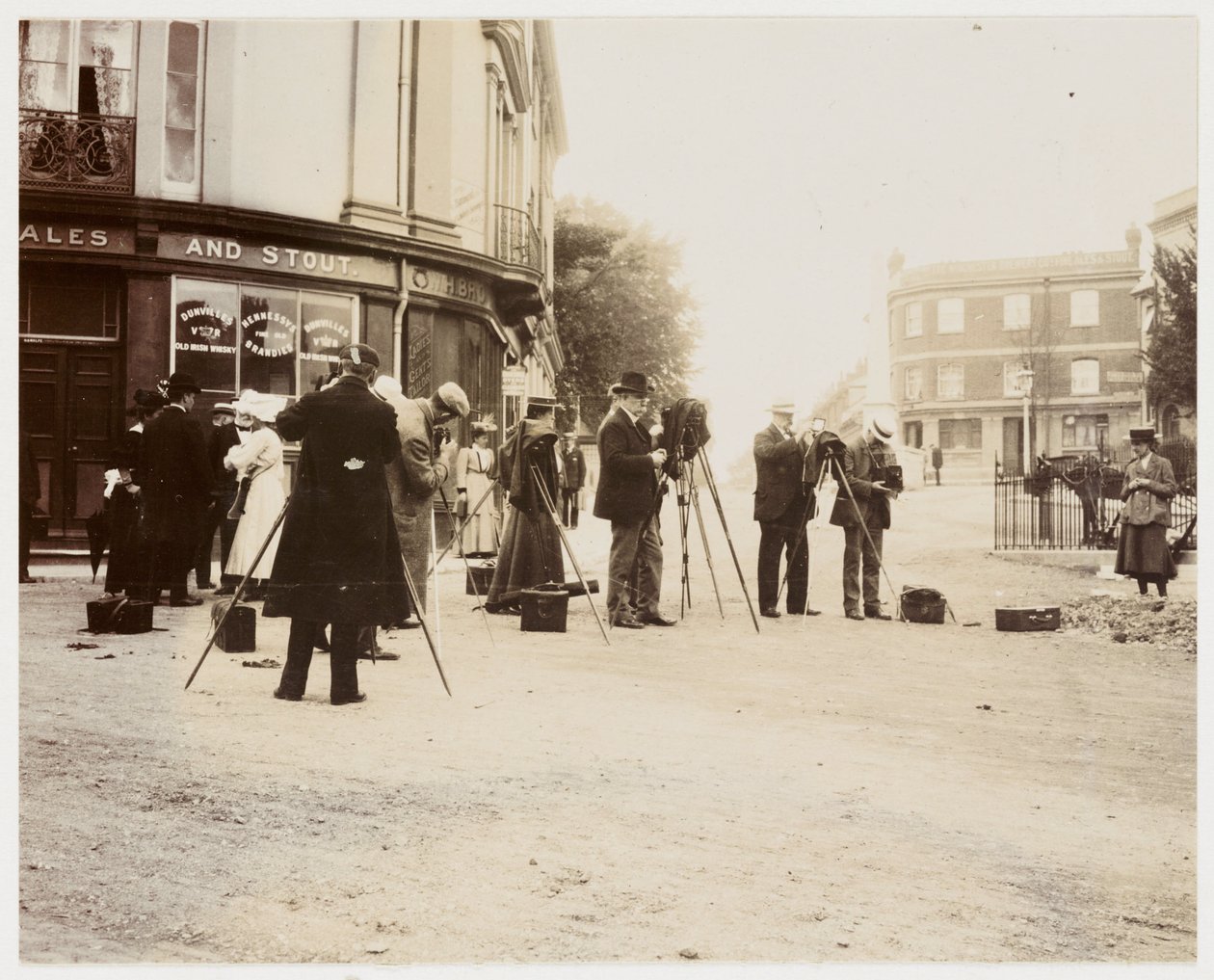 Gruppo di fotografi che scattano fotografie in strada da Unbekannt