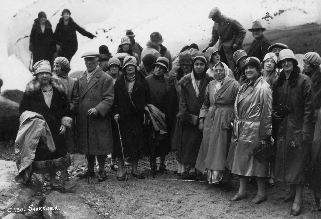 Gruppo di turisti in visita a Svartisen, Norvegia settentrionale, 1929 da Unbekannt
