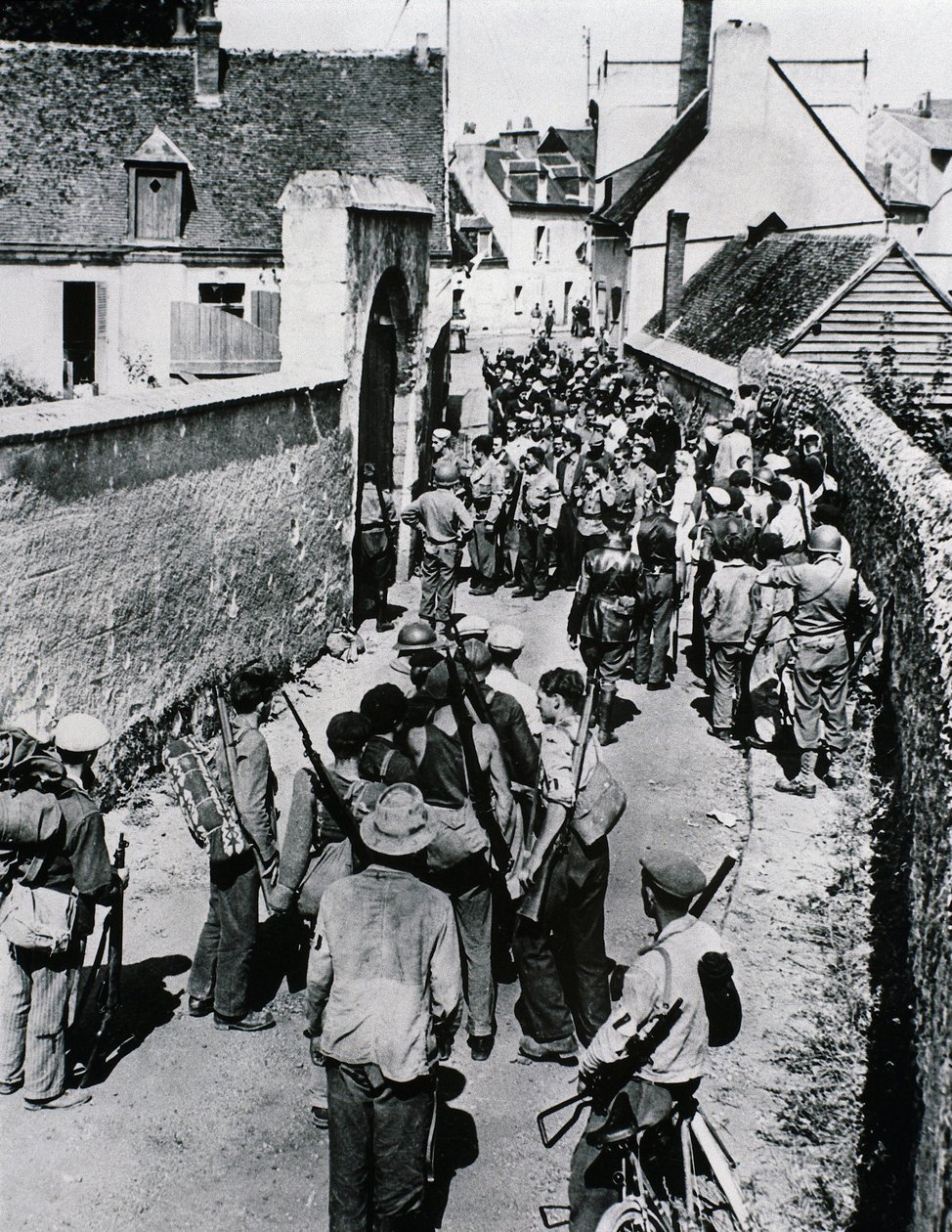 Gruppi di combattenti della Resistenza francese aspettano la distribuzione delle armi in una casa, luglio 1944 da Unbekannt