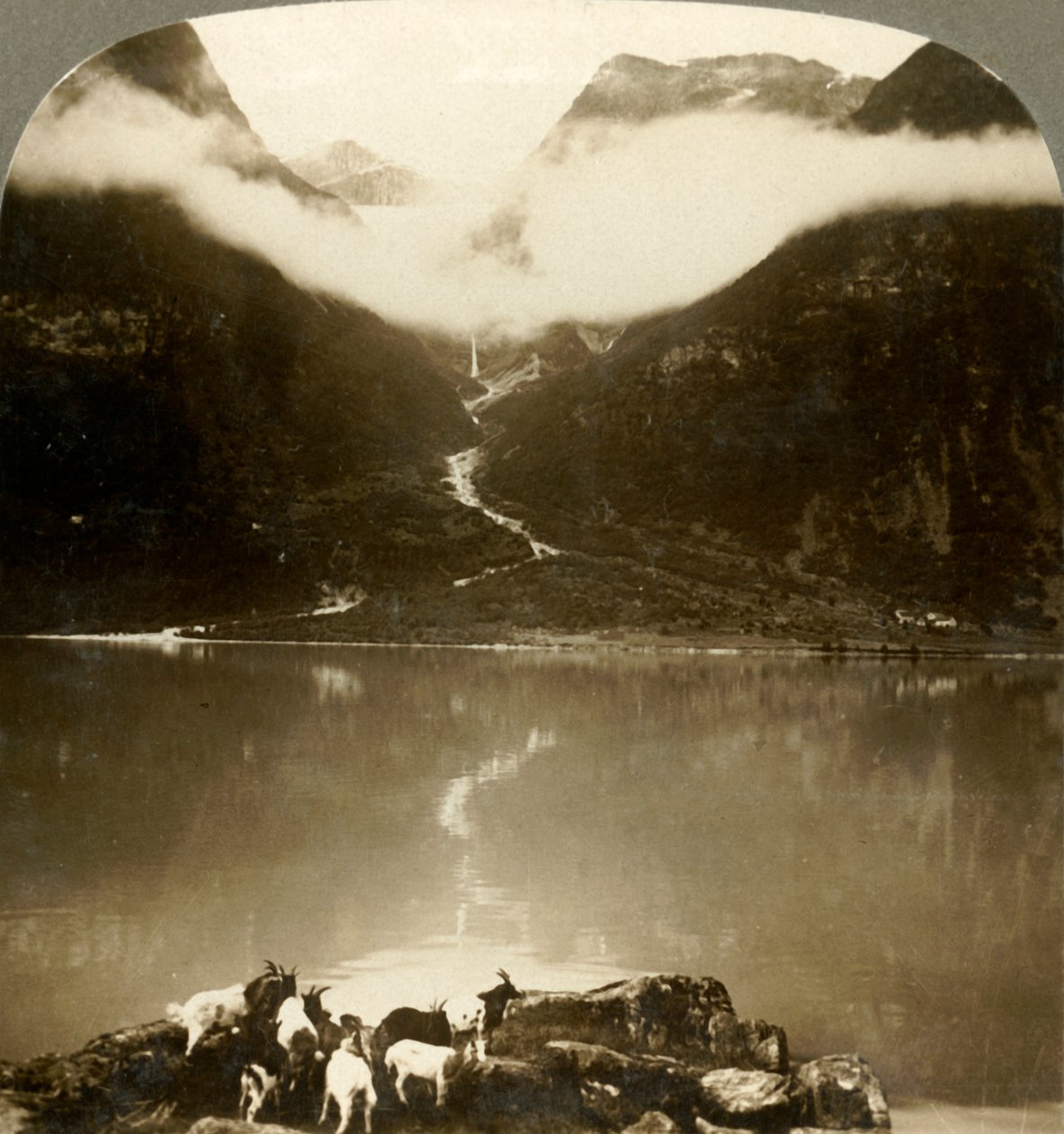 Ghiacciaio Grytereids che brilla sopra le nuvole fluttuanti, sopra il placido Lago Olden, Norvegia, c1905 da Unbekannt