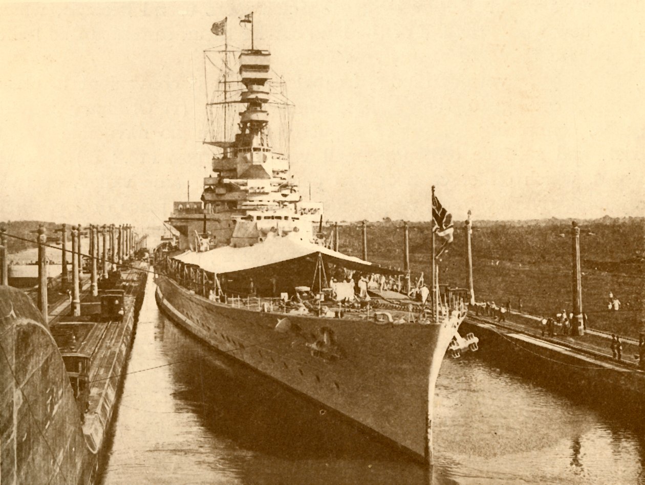 H.M.S. Renown che attraversa il Canale di Panama con a bordo il Duca e la Duchessa di York, c1930 da Unbekannt