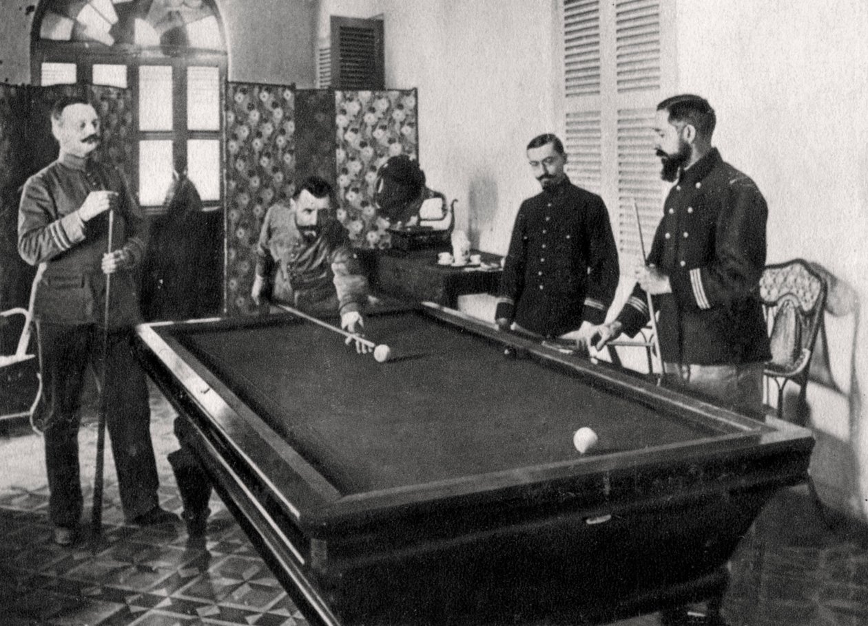Henri Gouraud, soldato francese, che gioca a biliardo, 1895 da Unbekannt