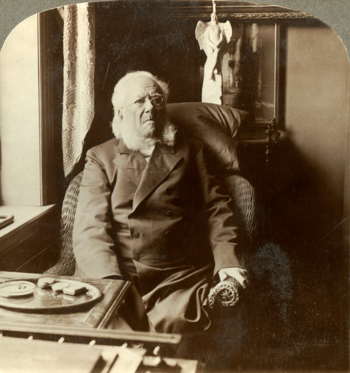 Henrik Ibsen, il poeta a cui tutto il mondo rende omaggio, a casa Christiania, Norvegia, c1905 da Unbekannt