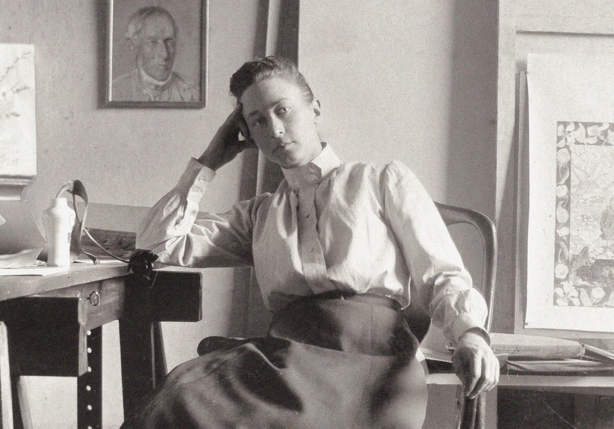 Hilma af Klint nel suo studio a Hamngatan, Stoccolma da Unbekannt