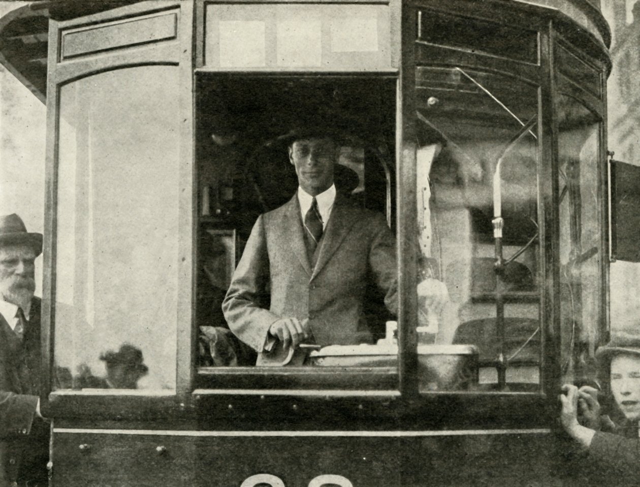 Sua Maestà guida un tram per le strade di Glasgow da Unbekannt