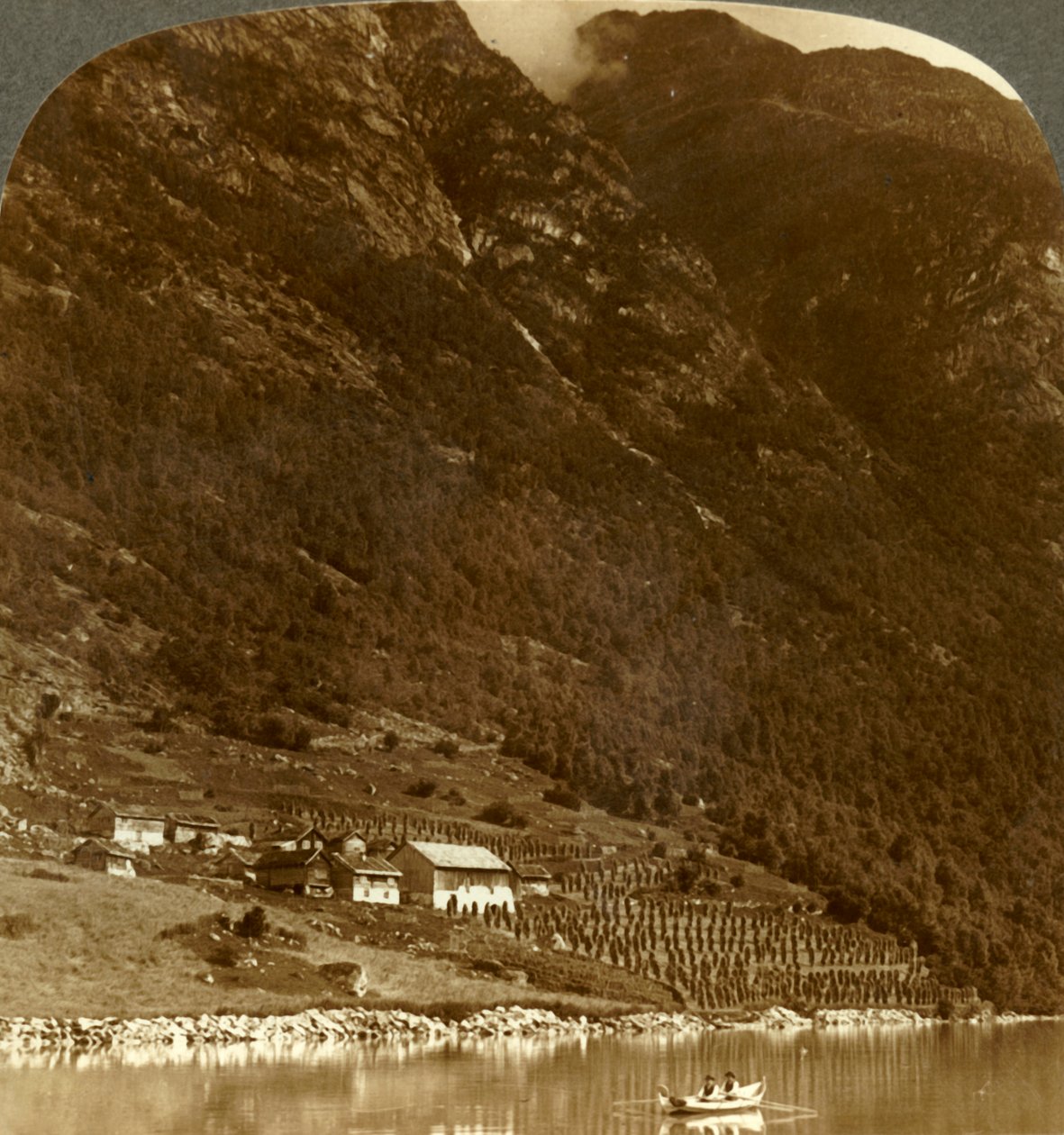 Fattoria Hogrending, annidata alla base delle montagne, sulla riva E. del Lago Loen, Norvegia, c1905 da Unbekannt