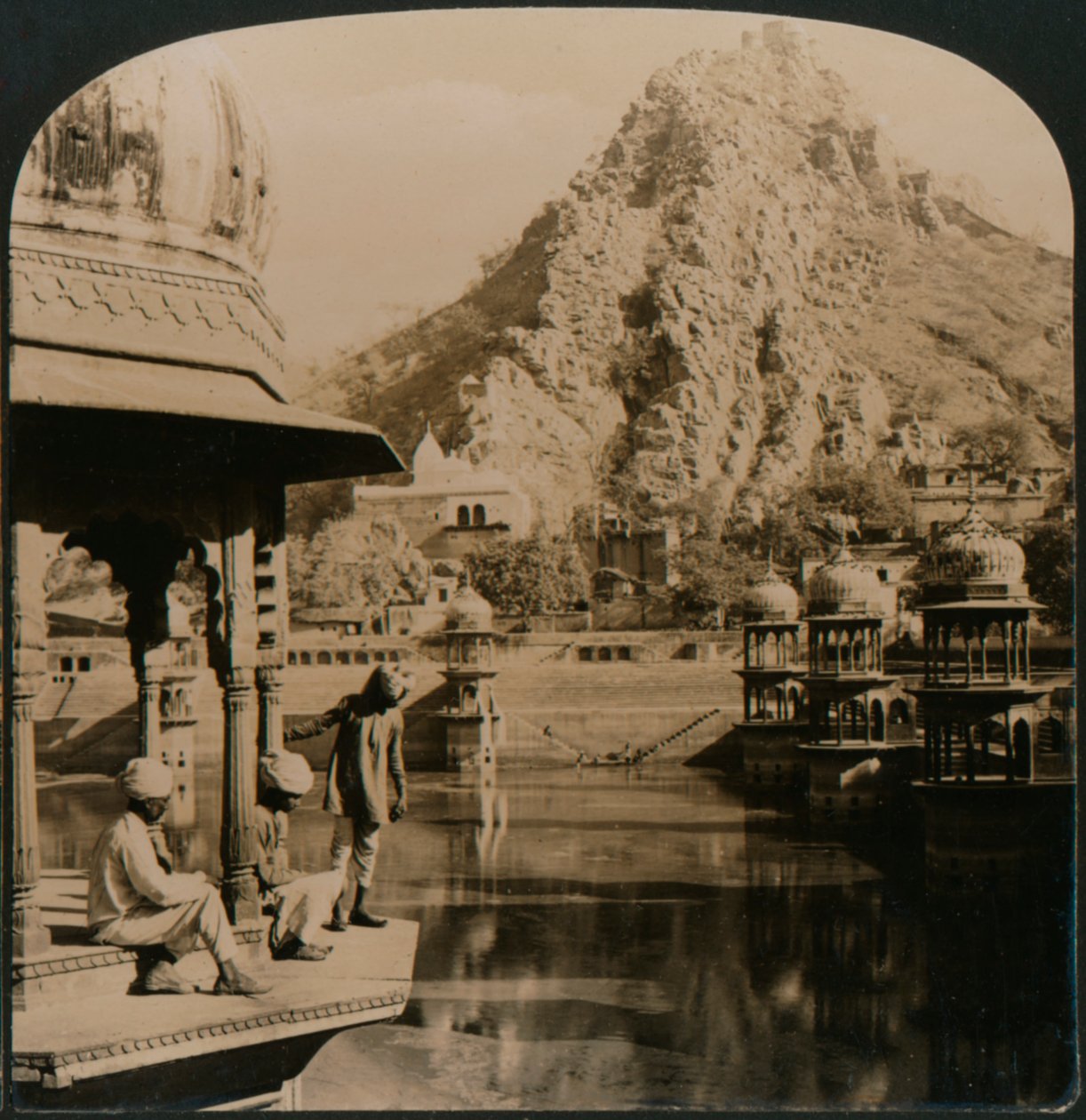 Serbatoio Sacro di Alwar, circondato da palazzi e santuari, una scena di bellezza straordinaria, India, 1907 da Unbekannt