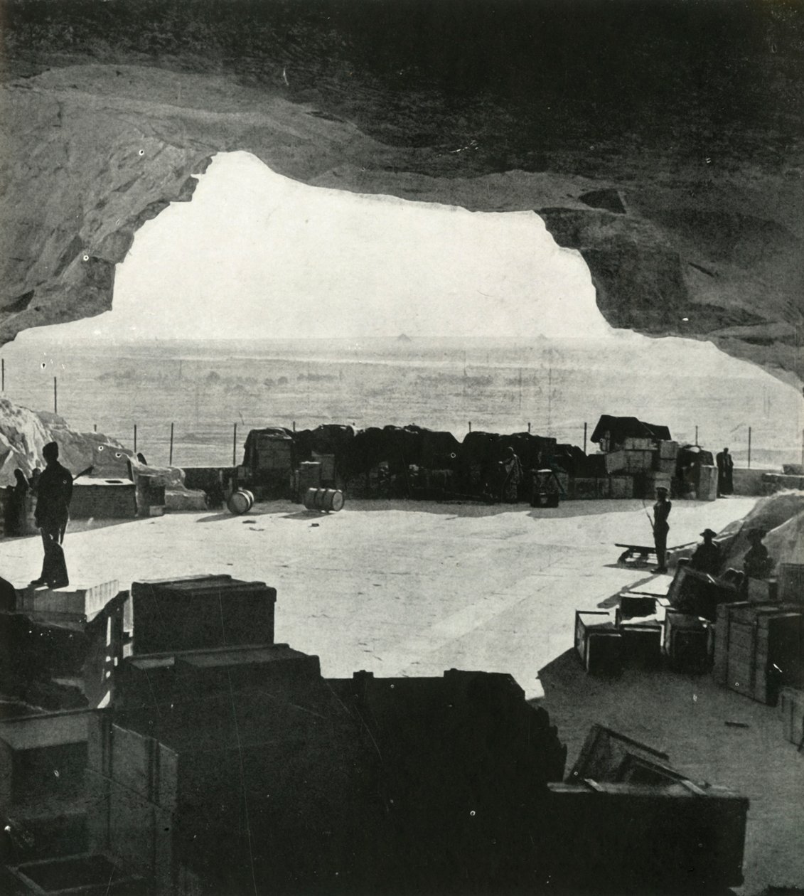 Enormi magazzini e officine a prova di bomba ricavati dalle grotte, c1942-1943, 1945 da Unbekannt