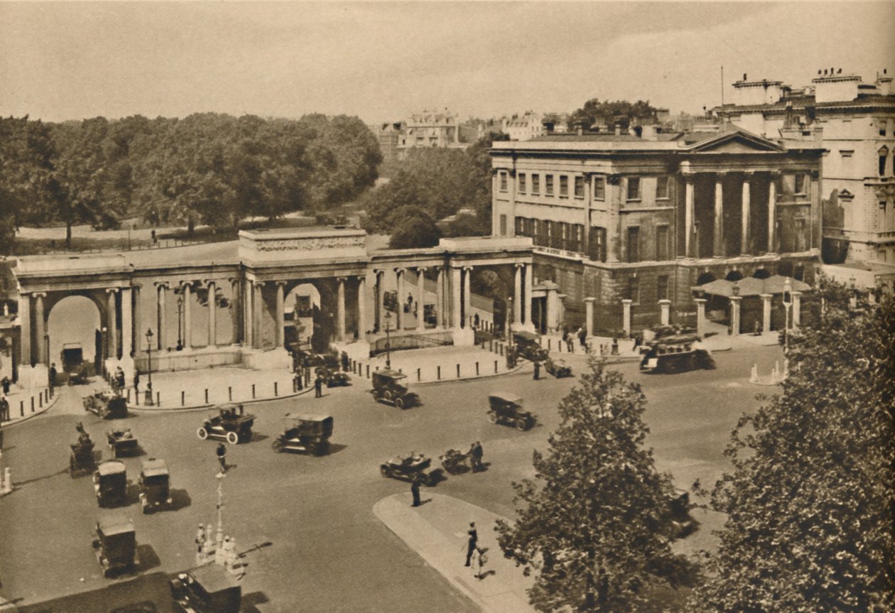 Hyde Park Corner con il triplo arco che conduce al Royal Park mostrando Apsley House, c1935 da Unbekannt