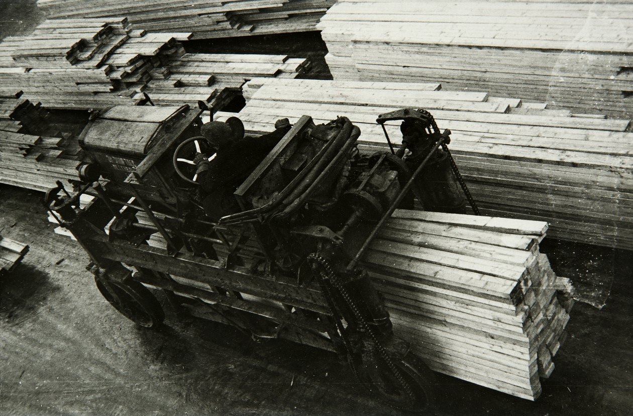In una fabbrica di lavorazione del legno, Russia, anni 1950 da Unbekannt