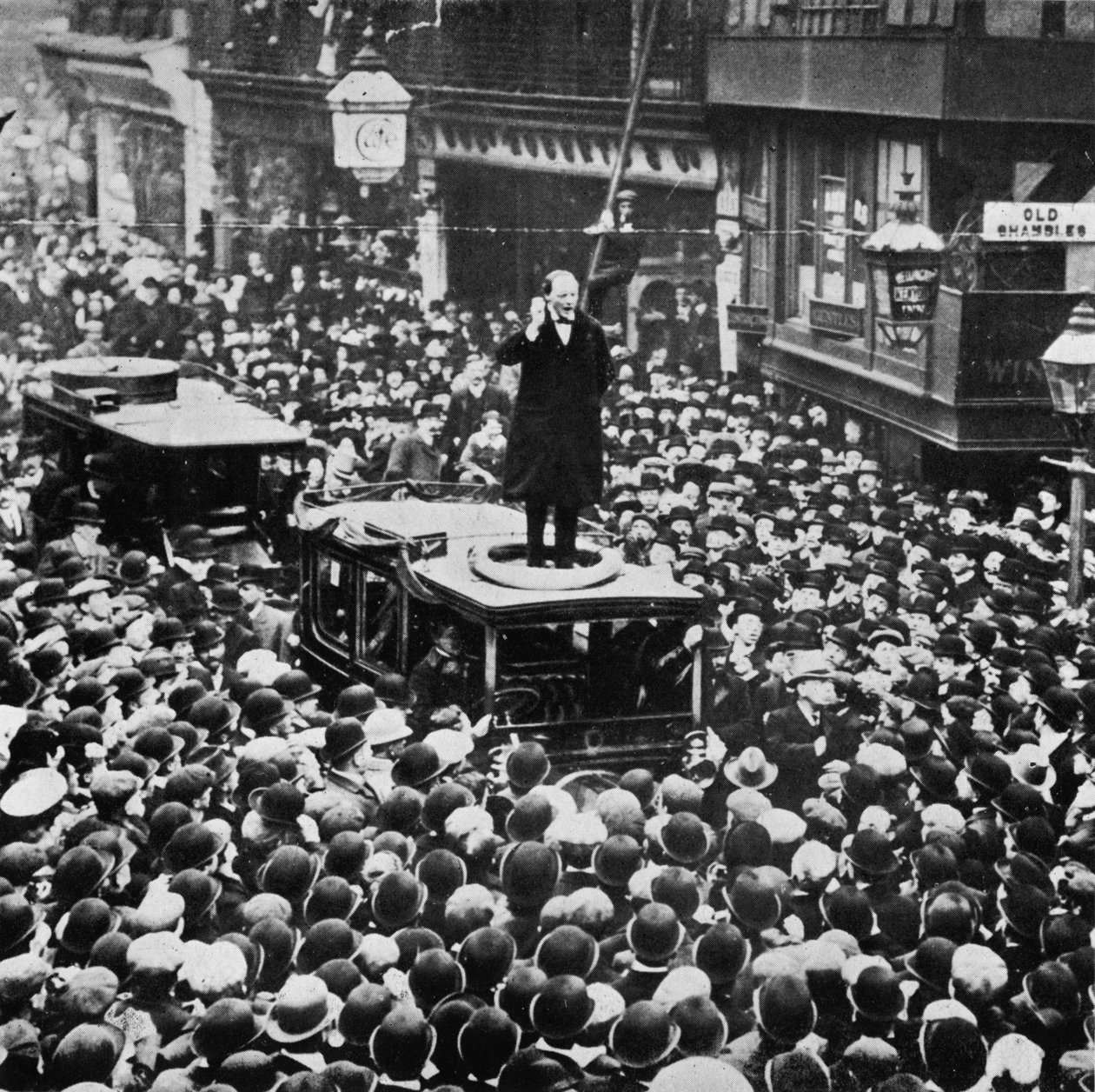 Alle elezioni generali fu sconfitto a Manchester, ma fu eletto a Dundee, 1908, 1945 da Unbekannt