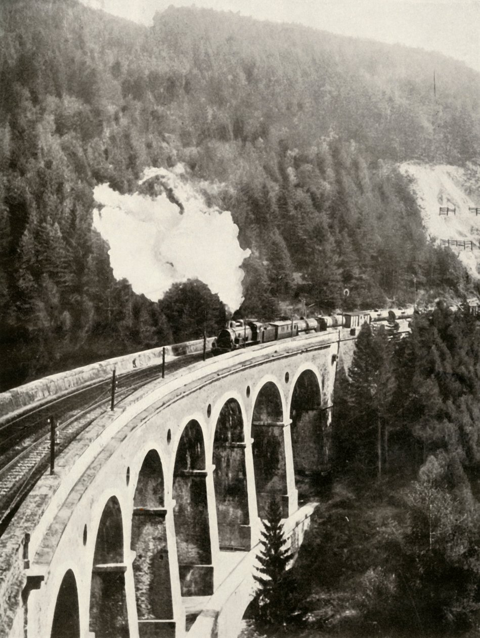 Nella valle di Semmering, Austria. Un treno merci che attraversa il viadotto curvo Gamperl, 1935-36 da Unbekannt