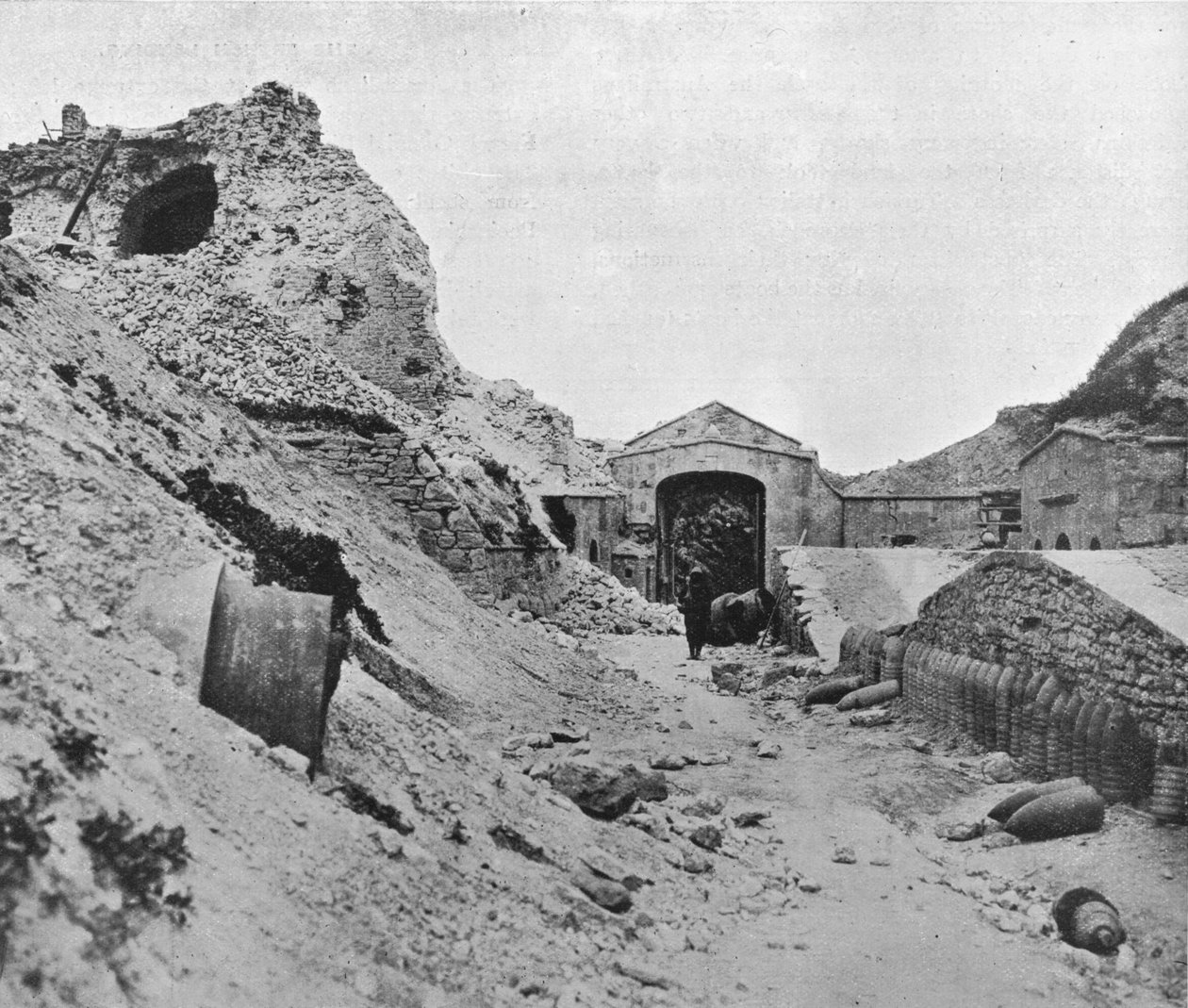 Dentro la fortezza distrutta di Sedd el Bahr da Unbekannt